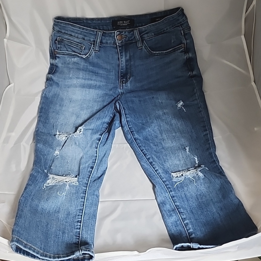 Judy Blue - Capri Fit Jeans - Distressed - 30 (size 8/10)